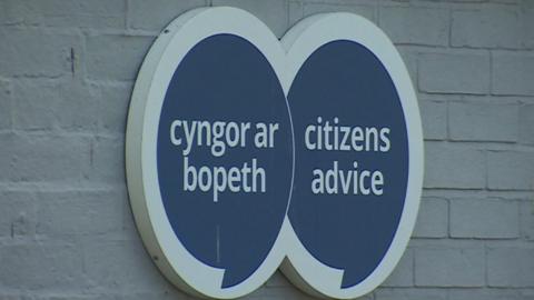 Sign of Citizens Advice in Welsh and English