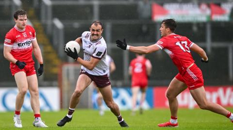 Derry and Galway battled to an entertaining draw at Celtic Park.