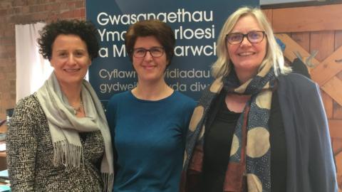 Helgard Krause, Prif Weithredwr Cyngor Llyfrau Cymru; Megan Farr, myfyrwraig PhD a'r Athro Elin Haf Gruffydd Jones, Prifysgol Cymru Y Drindod Dewi Sant