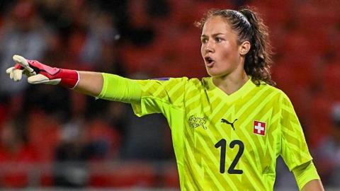 Switzerland goalkeeper Livia Peng pointing