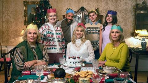 Amandaland cast dressed up for a Christmas dinner