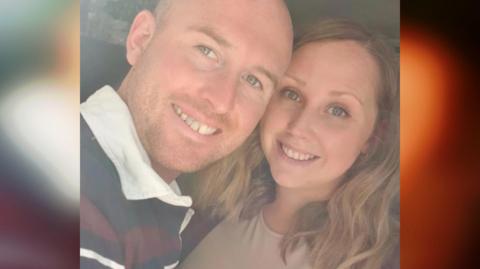 Josh Hobbs, 35, a Hannah Lloyd-Hobbs, 34, o Raeadr