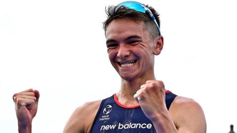 Alex Yee celebrates victory in the World Triathlon Championship Series