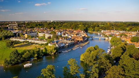 View of the river Thames with Eton and Eton College on the left bank and Windsor on the right.