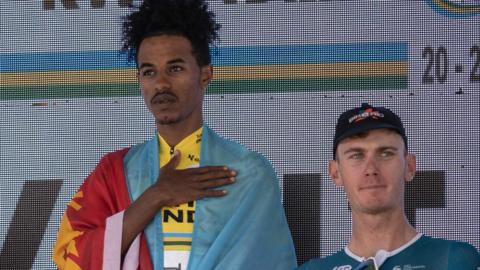 Natnael Tesfatsion (left) and Jesse Ewart at the Tour du Rwanda