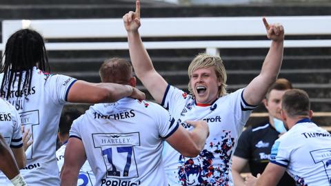 Bristol players celebrate victory over Leicester Tigers