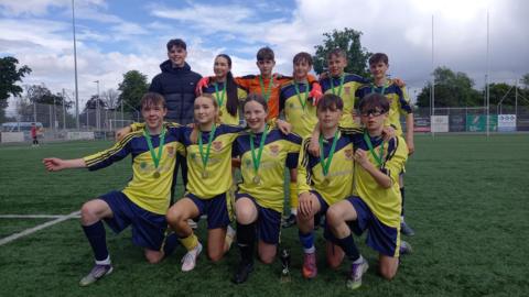 Sgioba ball-coise Sgoil MhicNeacail leis na buinn a fhuair iad às dèidh dhaibh Cuach nan Àrd-sgoiltean a ghlèidheadh