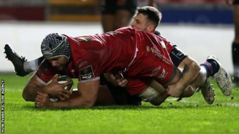 Sione Kalamafoni'n sgorio cais cyntaf y Scarlets