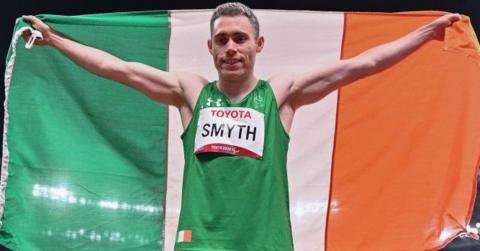 Jason Smyth poses with the tricolour after victory in the Tokyo Paralympics