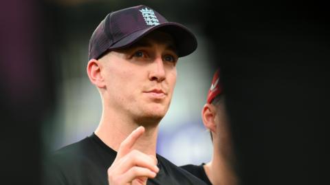 Harry Brook talks to his team