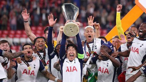 Tottenham Hotspur lift Europa League trophy after beating Manchester United