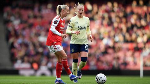 Beth Mead passes the ball for Arsenal