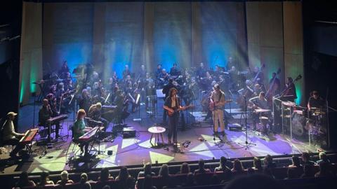 Cowbois a'r Gerddorfa