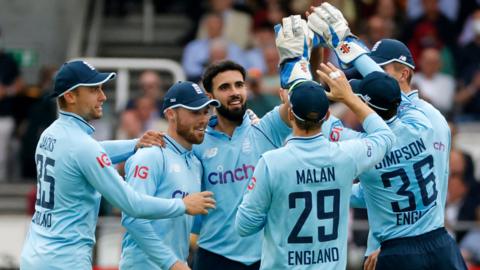 Saqib Mahmood celebrates wicket with his England team-mates