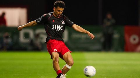 Ilias Bronkhorst kicking a football
