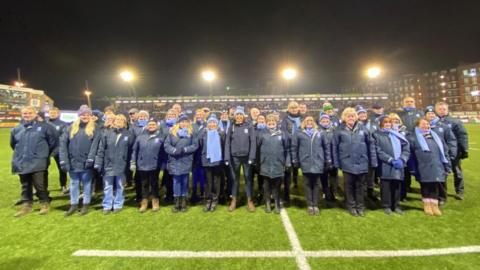 Côr y Gleision ar gae Parc yr Arfau