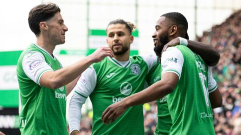 Hibernian players celebrate Myziane Maolida's goal