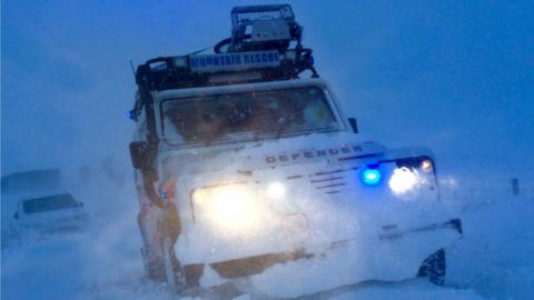 Ochils MRT helping stuck motorists