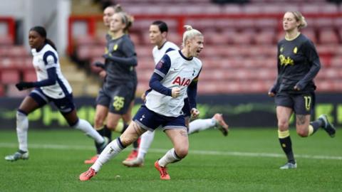 Beth England celebrates scoring for Tottenham