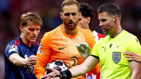 Arsenal players and the referee