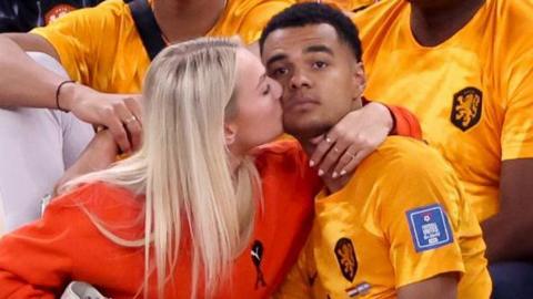 Cody Gakpo of Netherlands and his girlfriend Noa van der Bij in 2022