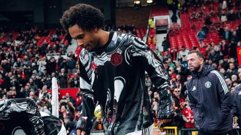 Joshua Zirkzee warms up before Manchester United's game against Fulham