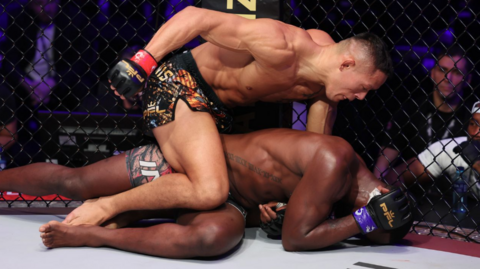 Costello van Steenis punches Fabian Edwards