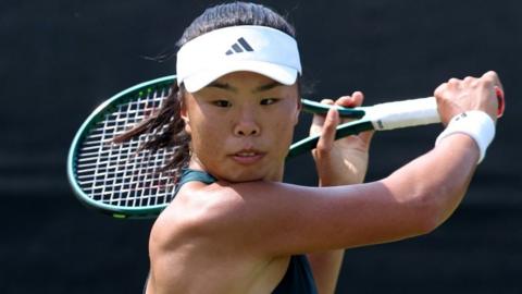 Mimi Xu plays a shot