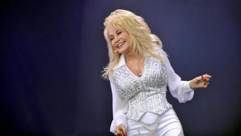 Dolly smiles as she sings on stage at Glastonbury 2014