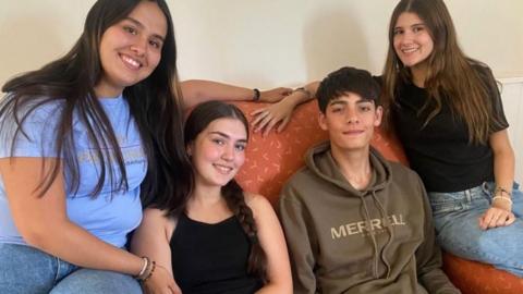 Morena (chwith), Emilia, Ian a Carolina