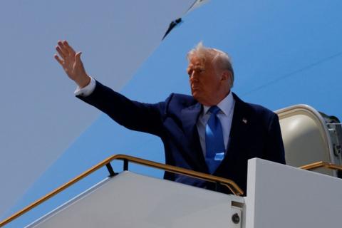 Война в Украине: Трамп пообещал в понедельник поговорить с Путиным, а затем — с Зеленским