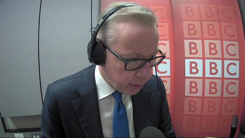 Michael Gove in ý studio