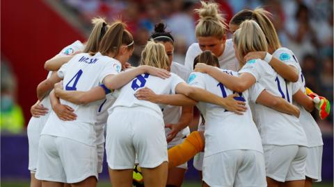 England players in a huddle