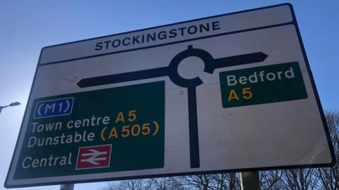 A road sign in Luton with A5 written on it