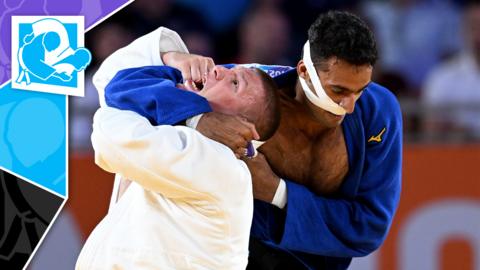 Two judokas grapple