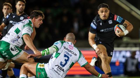 Sione Tuipulotu runs with the ball for Glasgow Warriors