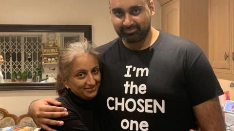 Kal with her brother. He wears a t-shirt that says: I'm the chosen one.