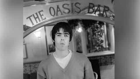 Liam Gallagher yn The Oasis Bar