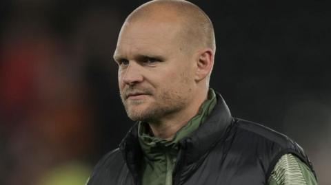 Liam Manning trudges off after Norwich's sixth straight loss, this time to Hull