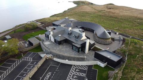 Ionad ùr nan Tursachan ann an Calanais.