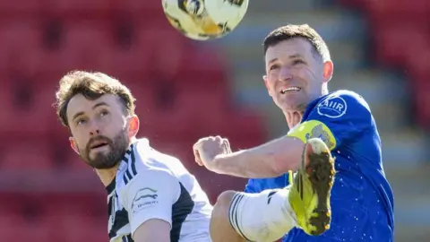 Queen's Park's Aidan Connolly and St Johnstone's Jason Holt