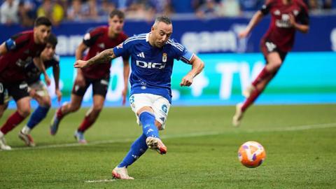 Santi Cazorla converts from the penalty spot