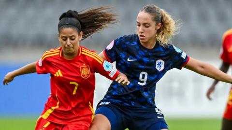 Noemí Bejarano of Spain in action against Danique Tolhoek of Netherlands 