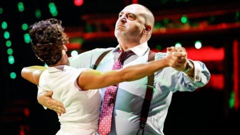 Katya Jones a Wynne Evans yn dawnsio'r tango ar raglen Strictly Come Dancing nos Sadwrn