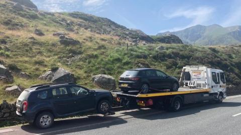 Car's being removed in Snowdonia