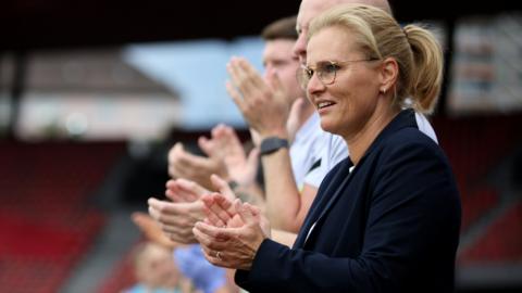 Sarina Wiegman clapping