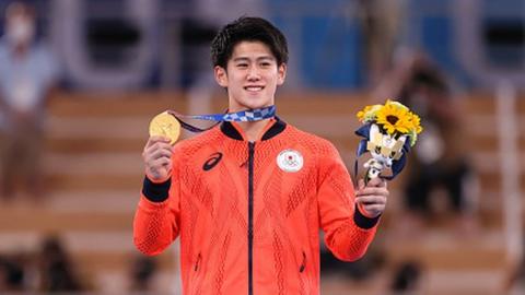 Hashimoto poses with his gymnastics gold medal