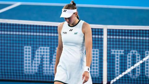 Elena Rybakina looks dejected during her Cincinnati Open quarter-final against Iga Swiatek