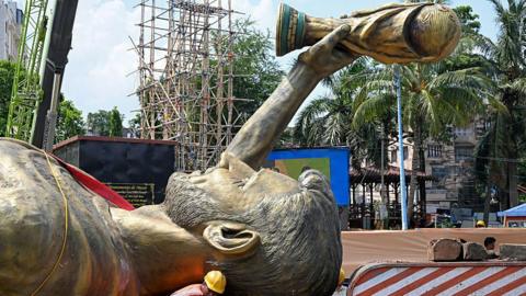 Lionel Messi's statue laid horizontally being transported.