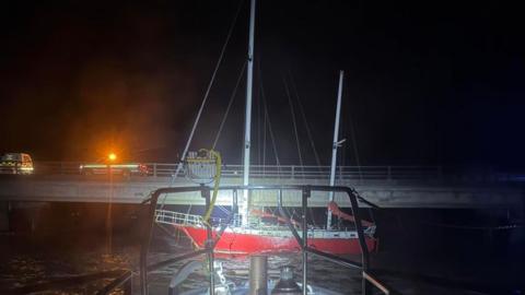 RNLI Inbhir Ghòrdain a' dèanamh cobhair air an iacht